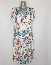Robe florale chic femme forte moderne à manches