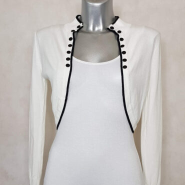 veste boléro femme Gilet en maille blanc avec liseré noir. Il est parfait pour un style casual ou chic. C'est un vêtement intemporel dans la garde-robe. Ses longues manche aide à couvrir les bras . veste bolero femme