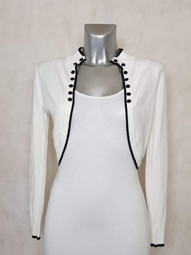 veste boléro femme Gilet en maille blanc avec liseré noir. Il est parfait pour un style casual ou chic. C'est un vêtement intemporel dans la garde-robe. Ses longues manche aide à couvrir les bras . veste bolero femme