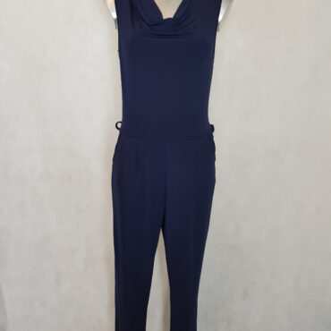 Combinaison unie femme élégante sans manches marine col bénitier.