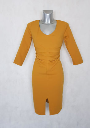 Robe femme fourreau à manches moutarde courte.