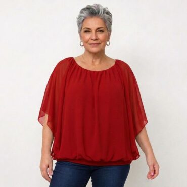 femme senior vetu de tunique rouge femme