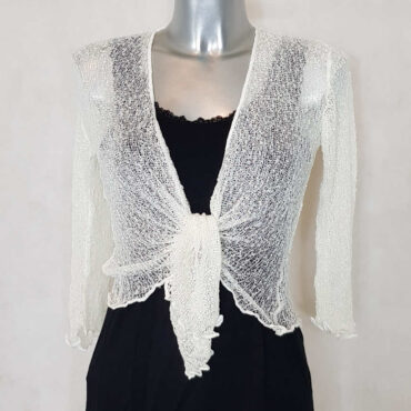 Gilet blanc pour femme. sa matière ajouré est parfaite pour couvrir les bras des rondes avec féminité et élégance. Les boléros pour femmes sont à la mode et conviennent pour tous les styles et  toutes les morphologies. - vêtement femme grande taille moderne