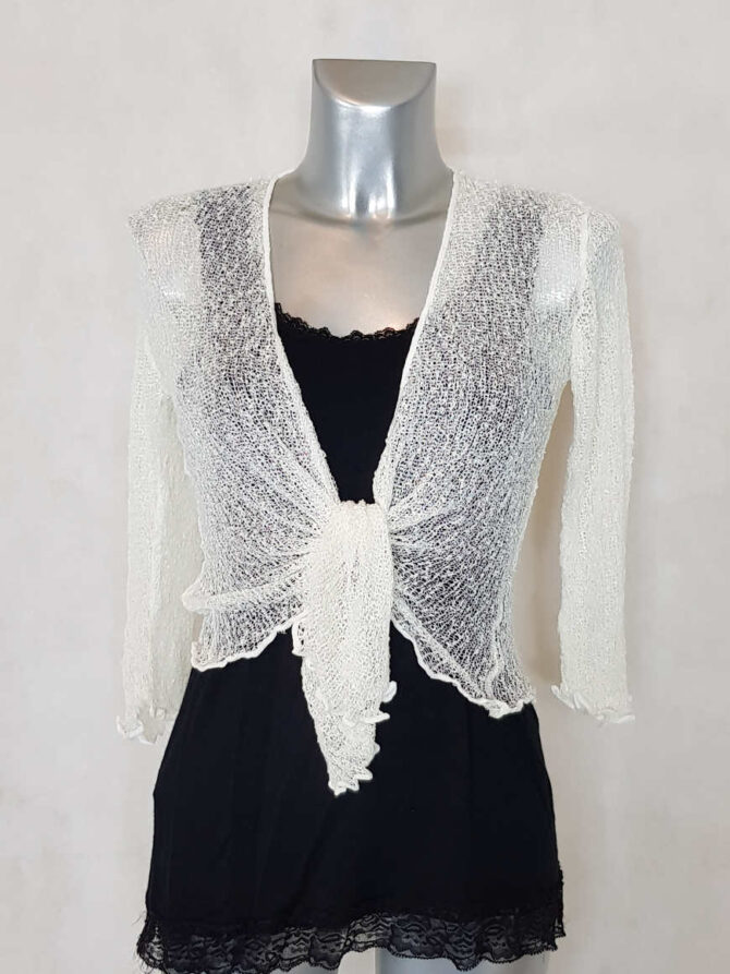 Gilet blanc pour femme. sa matière ajouré est parfaite pour couvrir les bras des rondes avec féminité et élégance. Les boléros pour femmes sont à la mode et conviennent pour tous les styles et  toutes les morphologies. - vêtement femme grande taille moderne