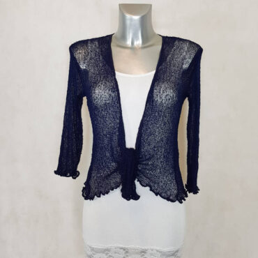 bolero pour femme Cette veste boléro courte légère couvre les bras et sa couleur est marine. Apporte une touche d’élégance à votre tenue, se porte facilement en toute saison  été comme hiver . veste bolero femme