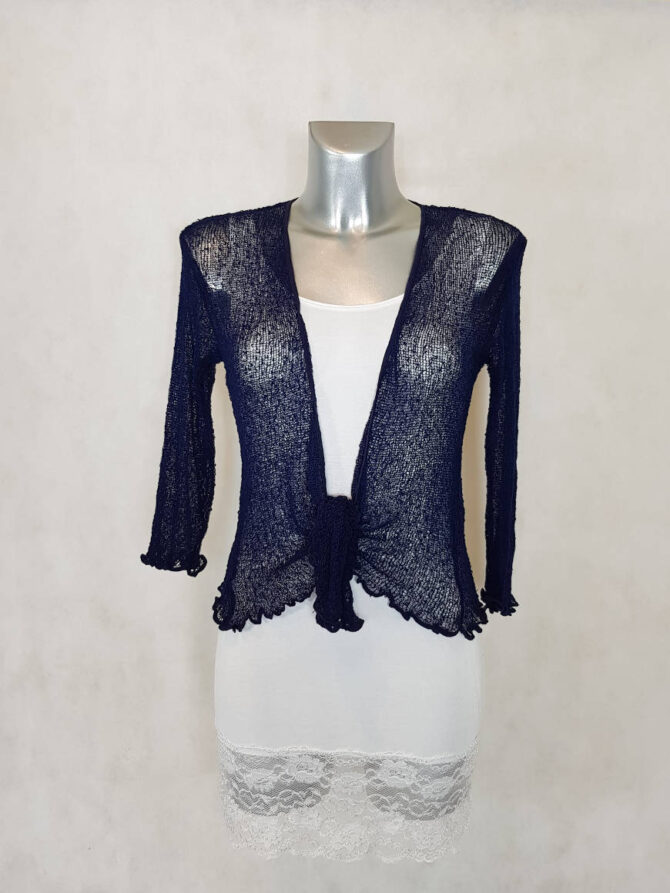 bolero pour femme Cette veste boléro courte légère couvre les bras et sa couleur est marine. Apporte une touche d’élégance à votre tenue, se porte facilement en toute saison  été comme hiver . veste bolero femme