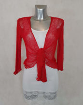 Bolero femme dentelle. Gilet boléro rouge avec dentelle ajourée. Il est extensible et pratique. Ce cette veste courte convient pour une cérémonie ou au quotidien. Il a des manches longues . peux se porter sur un jean. 