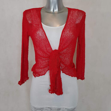 Bolero femme dentelle. Gilet boléro rouge avec dentelle ajourée. Il est extensible et pratique. Ce cette veste courte convient pour une cérémonie ou un look décontracté. Il a des manches longues . peux se porter sur un jean. 