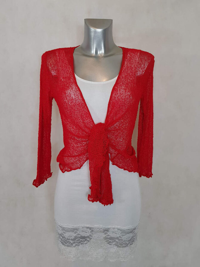 Bolero femme dentelle. Gilet boléro rouge avec dentelle ajourée. Il est extensible et pratique. Ce cette veste courte convient pour une cérémonie ou un look décontracté. Il a des manches longues . peux se porter sur un jean. 