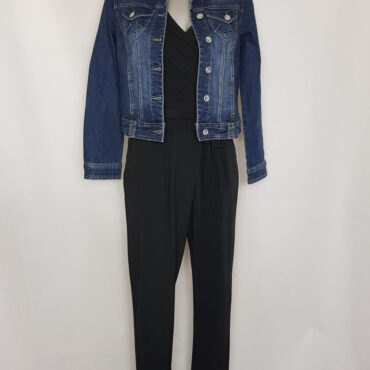 look Combinaison noire femme chic et veste jeans