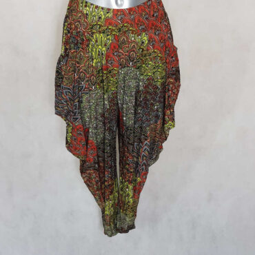 Sarouel femme original taille haute élastique motif aztèque. Pantalon bouffant à motif ethnique avec une taille élastique qui combine Polyvalence et singularité : Il peut être porté tant en été qu'en hiver, selon le tissu et les accessoires. Le sarouel constitue une option originale face aux pantalons traditionnels.
