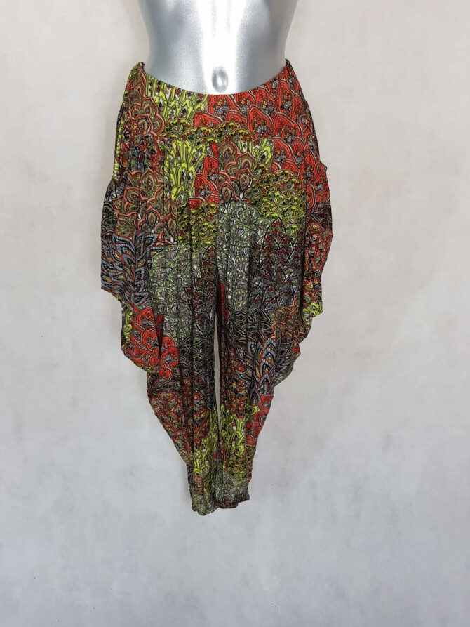 Sarouel femme original taille haute élastique motif aztèque. Pantalon bouffant à motif ethnique avec une taille élastique qui combine Polyvalence et singularité : Il peut être porté tant en été qu'en hiver, selon le tissu et les accessoires. Le sarouel constitue une option originale face aux pantalons traditionnels.
