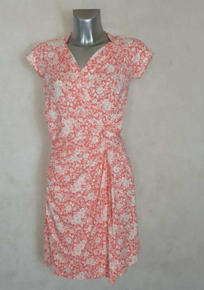 Robe femme fluide drapée motif liberty corail manches courtes, col V cache cœur