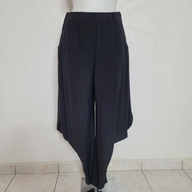 pantalon sarouel femme chic élégant pour mariage taille élastiquée. | Le pantalon bouffant noir, ample et confortable, Il s'associe avec une  hauts, allant des tops près du corps aux blouses légères.