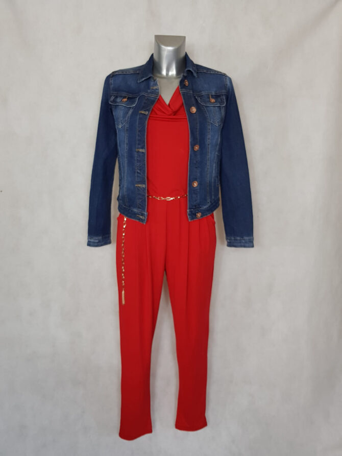 look combinaison femme et veste jeans