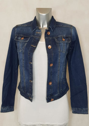 Veste en jeans bleu femme cintrée et courte jeans brut légèrement délavé