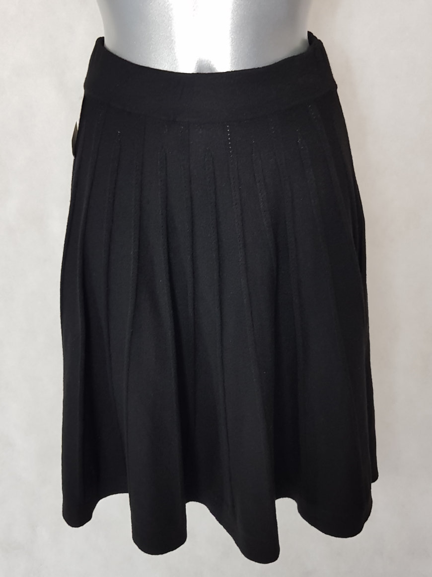 jupe femme pull noir courte et évasée - Aux caprices de ...