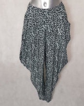 Pantalon sarouel femme fluide motif léopard gris taille haute élastiquée.