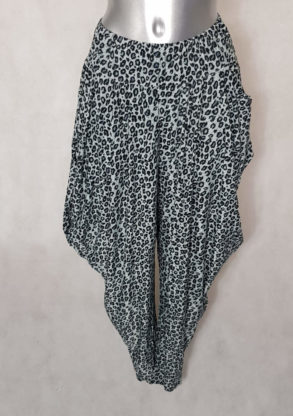Pantalon sarouel femme fluide motif léopard gris taille haute élastiquée.