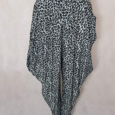 Pantalon Sarouel leopard femme fluide motif léopard gris taille haute élastiquée. pantalon bouffant imprimé Le léopard est un motif qui ne passe pas inaperçu. Il ajoute une touche d'audace et d'originalité à une tenue. Le léopard revient régulièrement sur le devant de la scène mode. C'est un motif qui, bien que parfois controversé, a une certaine longévité.