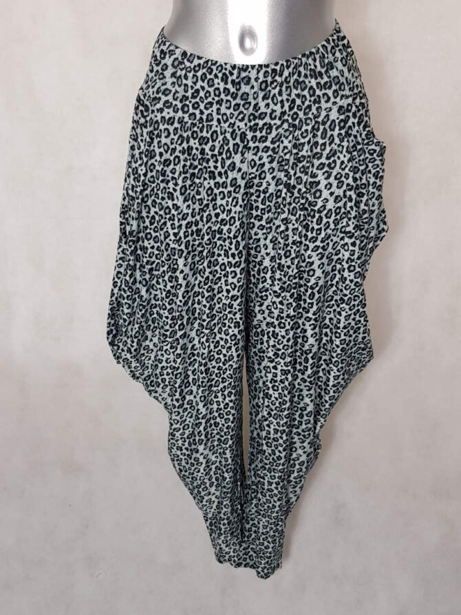 Pantalon Sarouel leopard femme fluide motif léopard gris taille haute élastiquée. pantalon bouffant imprimé Le léopard est un motif qui ne passe pas inaperçu. Il ajoute une touche d'audace et d'originalité à une tenue. Le léopard revient régulièrement sur le devant de la scène mode. C'est un motif qui, bien que parfois controversé, a une certaine longévité.