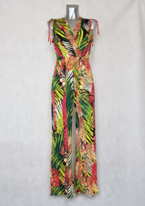 Combinaison pantalon large femme cache-cœur motif feuille tropicale sans manches.