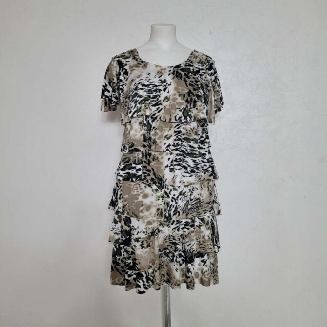 robe ceremonie grande taille femme coupe droite fluide et manches courtes col rond