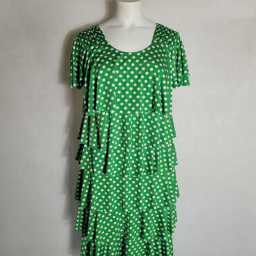 Robe soirée femme ronde coloré: cette robe a pois vert et blanc avec manches courtes et volant qui amincit vetement pour cacher le ventre