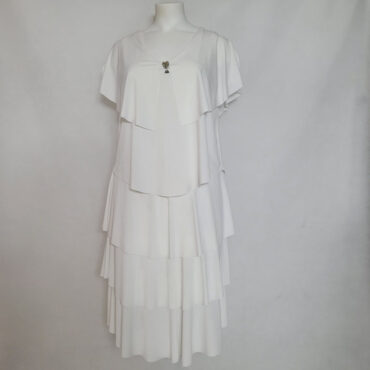 robe cocktail mi longue fluide magnifique et élégante. blanche à volants superposés idéale pour flouter les rondeurs en toute feminité vetements grande taille femme chic pour soirée