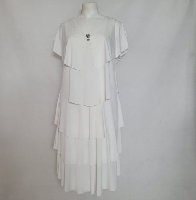 robe cocktail mi longue fluide magnifique et élégante. blanche à volants superposés idéale pour flouter les rondeurs en toute feminité vetements grande taille femme chic pour soirée