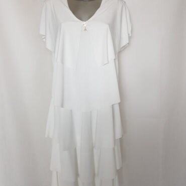 robe cocktail mi longue fluide magnifique et élégante. blanche à volants superposés idéale pour flouter les rondeurs en toute feminité vetements grande taille femme chic pour soirée
