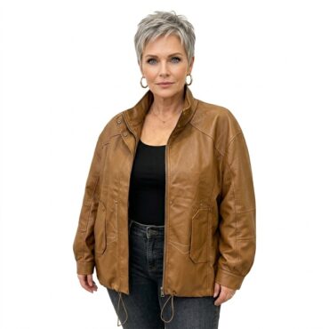 veste en simili cuir femme camel porté par une femme senior ronde