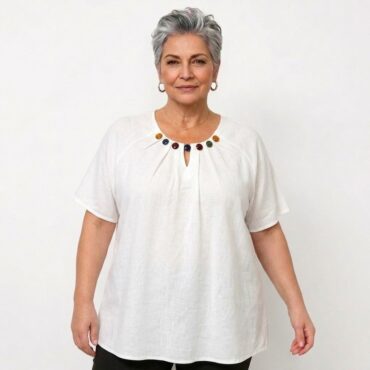 femme 50ans et plus vetue de chemisier blanc femme grande taille