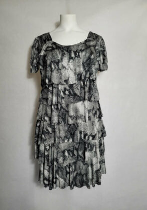 Robe amincissante femme ronde tissu fluide et manche courte avec volants superposés motif leopard; robe femme petite ronde ideale pour une tenu chic pour mariage grande taille robe de soirée