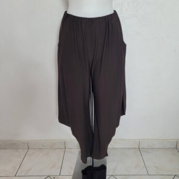 pantalon sarouel pour femme​ chic marron femme grande taille:Sarouel elegant femme grande taille | pantalon bouffant​ fluide Confort : C'est le principal atout du sarouel. Sa coupe ample et sa matière fluide offrent une grande liberté de mouvement et un confort optimal.
