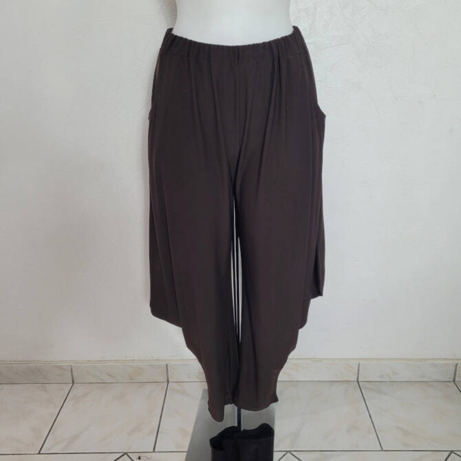 pantalon sarouel pour femme​ chic marron femme grande taille:Sarouel elegant femme grande taille | pantalon bouffant​ fluide Confort : C'est le principal atout du sarouel. Sa coupe ample et sa matière fluide offrent une grande liberté de mouvement et un confort optimal.