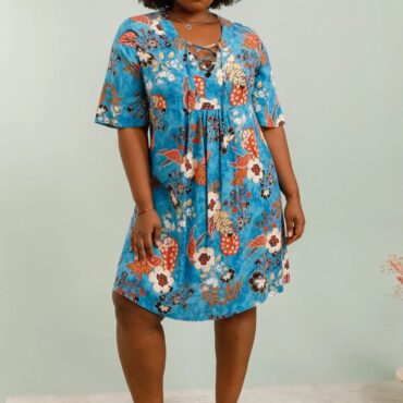 Robe patineuse femme grande taille imprimé floral sur fond bleu à col v manche courte
