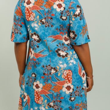Robe patineuse femme grande taille imprimé floral sur fond bleu à col v manche courte jusqu'au 58