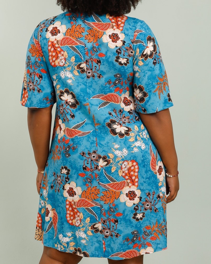 Robe patineuse femme grande taille imprimé floral sur fond bleu à col v manche courte jusqu'au 58