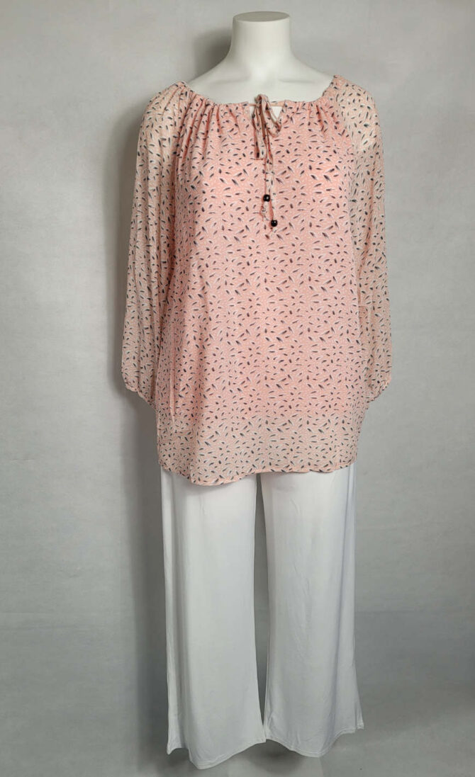 pantalon large​ blanc et tunique habillée