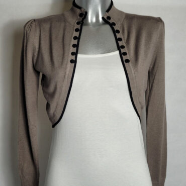 bolero veste femme La maille taupe avec liseré noir se porte ouvert. est un vêtement intemporel qui s'intègre dans votre dressing, offrant une couverture délicate pour vos épaules et bras, tout en apportant une touche d'élégance, 