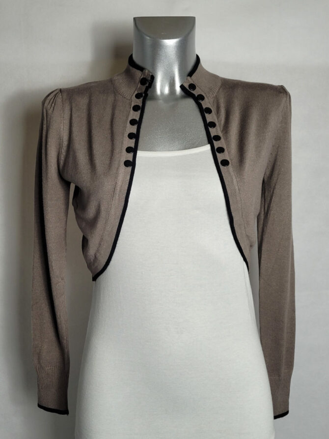 bolero veste femme La maille taupe avec liseré noir se porte ouvert. est un vêtement intemporel qui s'intègre dans votre dressing, offrant une couverture délicate pour vos épaules et bras, tout en apportant une touche d'élégance, 