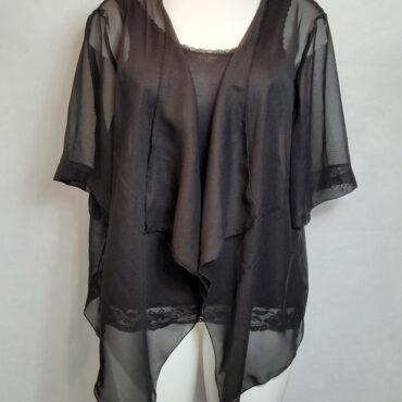 Bolero pour mariage femm est parfait à porter lors d'une soirée ou d'une cérémonie avec des robes ou des tuniques . En voile noir  léger et transparent qui apporte une touche d'élégance. Ce style bohème chic s'adapte aux silhouettes fines et aux formes généreuses