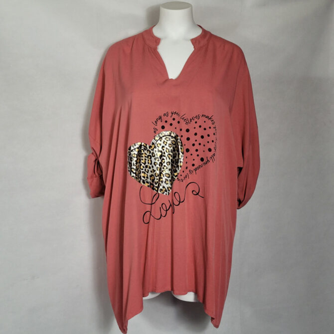blouse ample femme​ . Chemise parfaite pour dissimuler les petites rondeurs, conçue pour les silhouettes féminines généreuses. Tissu Tencel, extrêmement doux et confortable.