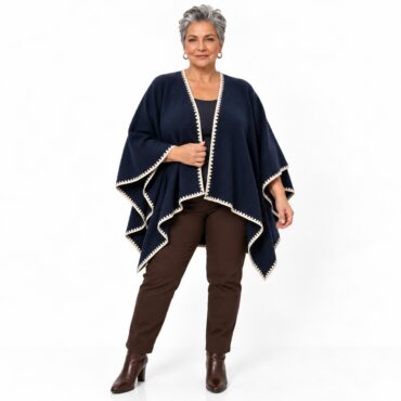 manteau cape femme grande taille porté par senior plus de 60ans