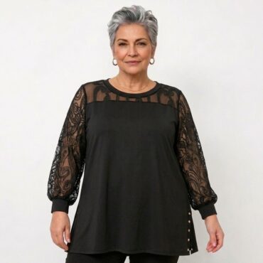 chemisier habillée femme noir Porté par une femme de 60 ans et plus