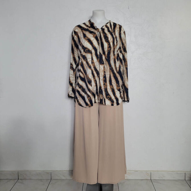 tailleurs pantalon femme pour mariage​ idée look pour femme ronde tenue mariage pour femme ronde haut leopard et pantalon blanc