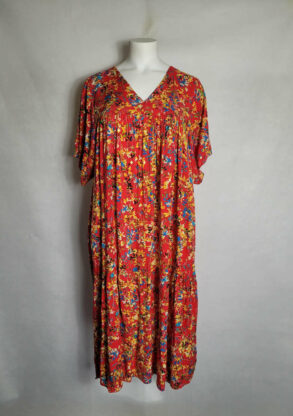 robe longue été grande taille​ Motif bohème liberty sur fond rouge. Tissu fluide avec des manches courtes légèrement évasées. Ce modèle allonge la silhouette.  robes longues grandes tailles femme