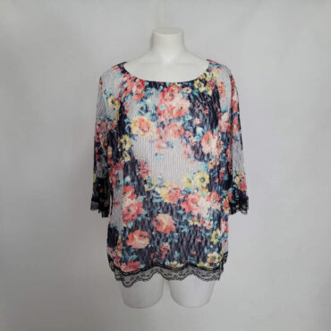 Tunique dentelle grande taille pour ronde avec col rond et motif floral coupe droite