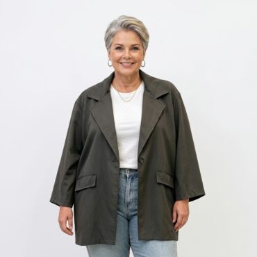 Veste blazer noir habillé porté par femme grande taille senior